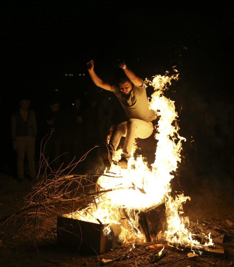 Irán – Festival del Fuego se lleva cabo con imágenes de Khamenei prendidas fuego y represión estatal