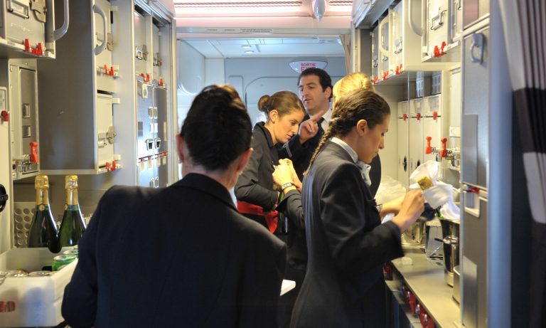 Air France permite al personal de cabina negarse a hacer la ruta a Irán por obligación a portar velo