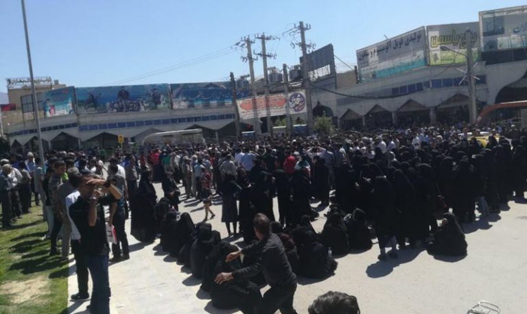 Al menos dos manifestantes asesinados por balas de Guardia Revolucionaria en Kazeroun, múltiples heridos