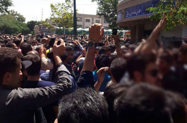IRÁN: Manifestantes cantan “muerte a Jamenei” y protestas se multiplical en diferentes ciudades