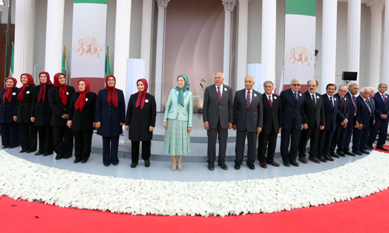 El viernes 6 de septiembre de 2019, la Organización de Muyahidines del Pueblo de Irán (OMPI), comúnmente conocida como Mujahedin-e Khalq (MEK), celebró el 54 aniversario de su fundación en su nuevo hogar, Ashraf 3, en Albania. El MEK celebró un evento a principios de esta semana para conmemorar el aniversario.