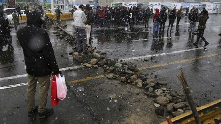 Manifestantes se enfrentan a la Guardia Revolucionaria en varias regiones del país