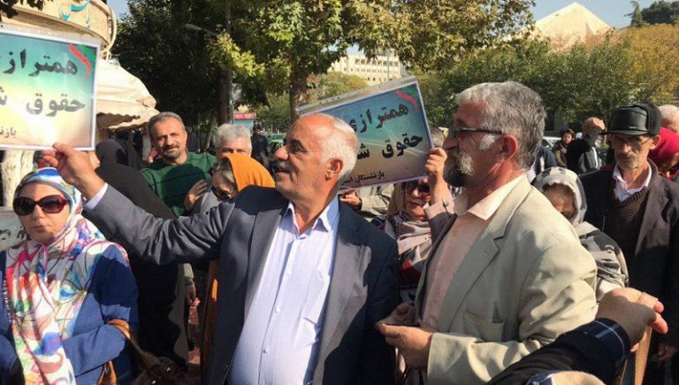 IRÁN: Jubilados e inversionistas defraudados se reúnen frente al parlamento del régimen (Majlis) y son atacados por fuerzas represivas
