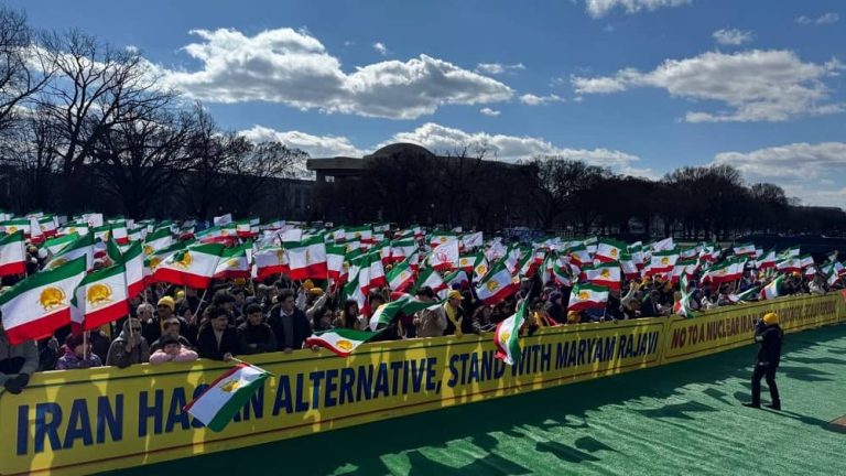 Miles de personas se manifiestan en Washington para apoyar la resistencia iraní en el Día Internacional de la Mujer